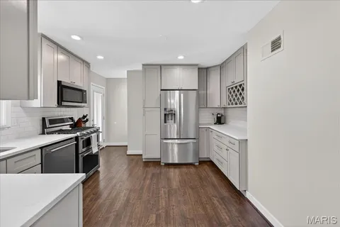 $395,000 | 881 Victoria Place, St. Louis, MO 63122