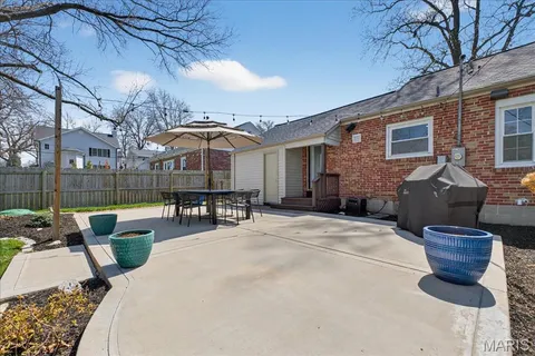 $395,000 | 881 Victoria Place, St. Louis, MO 63122