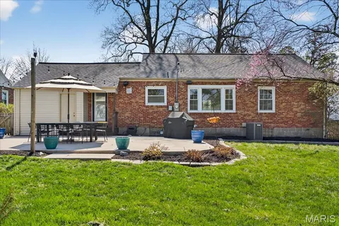 $395,000 | 881 Victoria Place, St. Louis, MO 63122