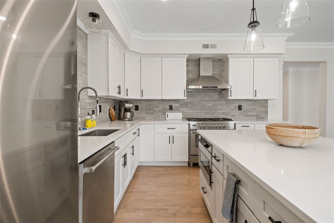 2 Eastnor Road, Unit D Newport, RI 02840 - Photo 9 of 24