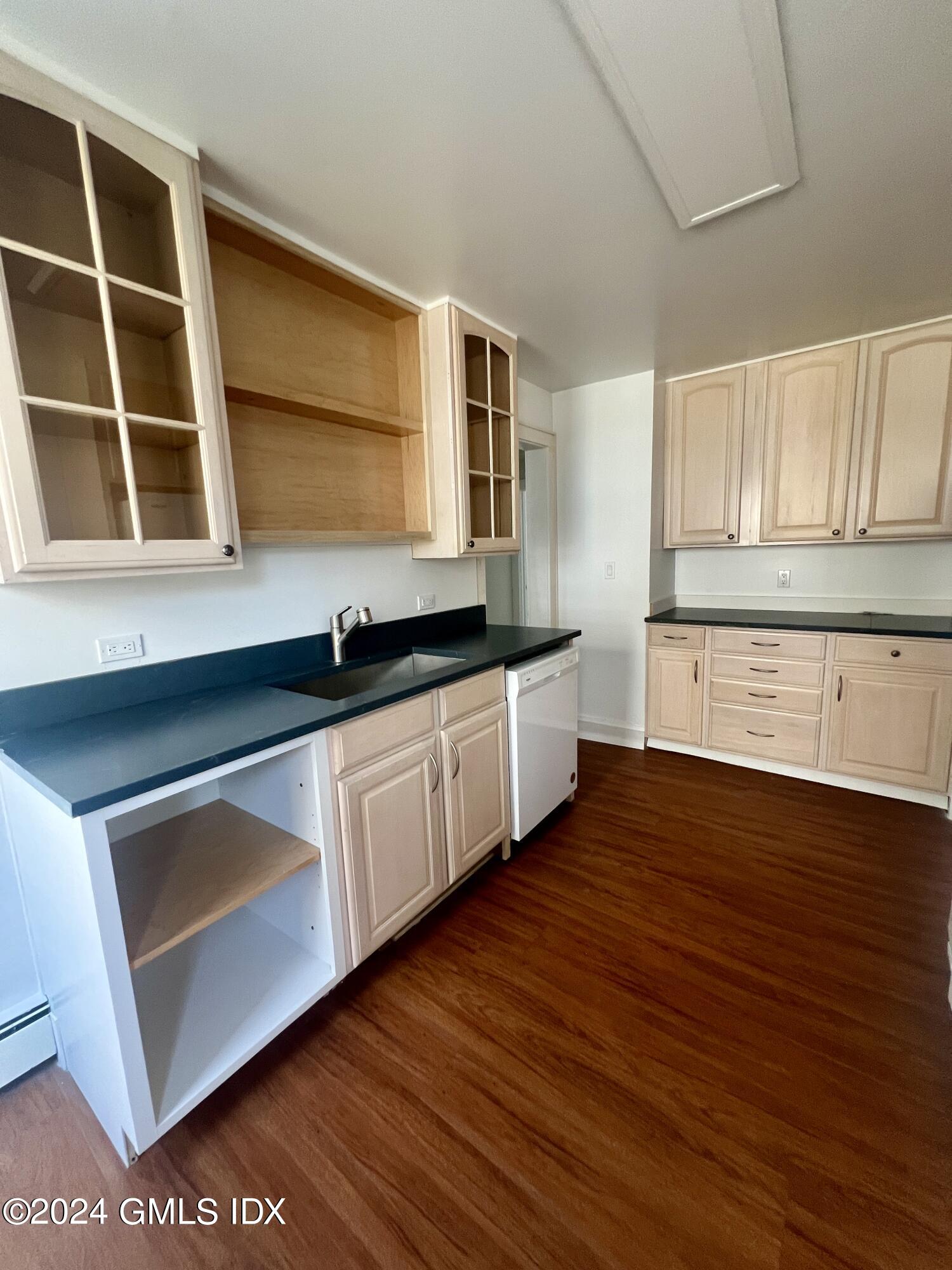 225 Hamilton Avenue, Unit 1 Greenwich, CT 06830 - Photo 8 of 39 Kitchen