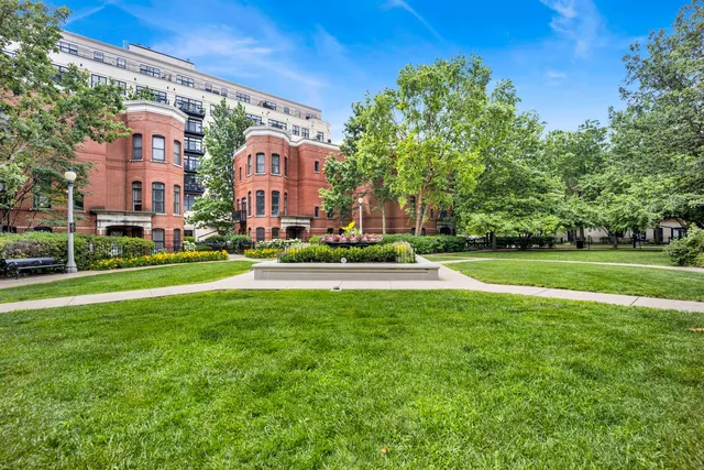 $389,999 | 1525 South Sangamon Street, Unit 301, Chicago, IL 60608