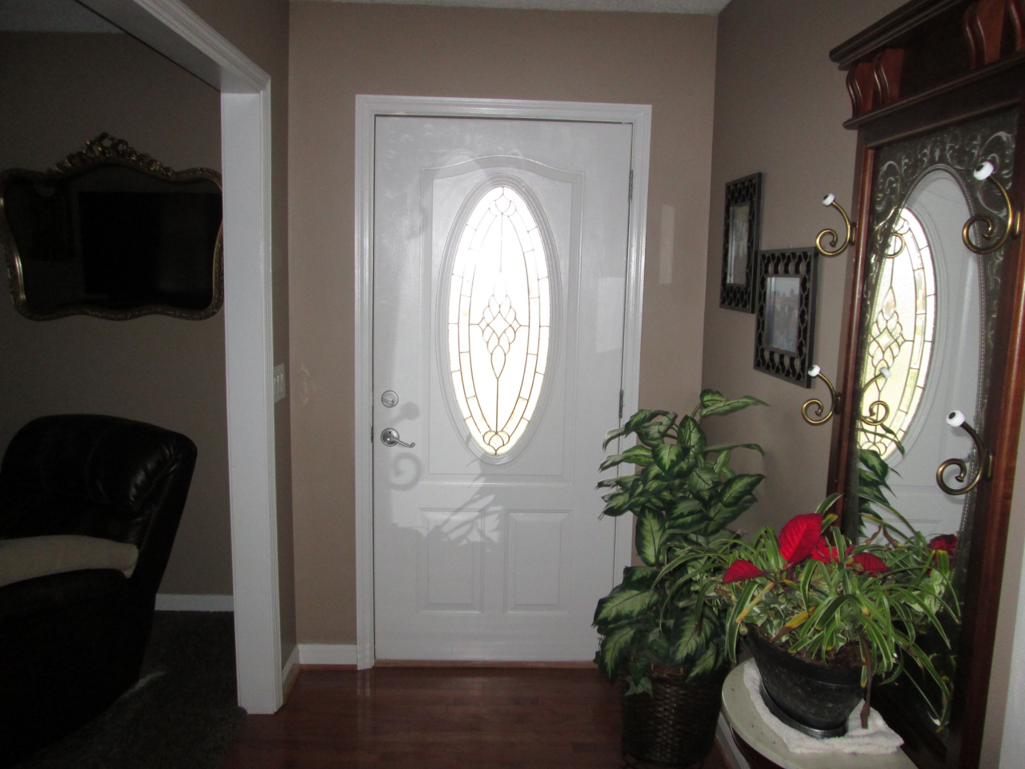 655 Philadelphia Road Lebanon, TN 37087 - Photo 4 of 20 a vase of flowers sitting on a table