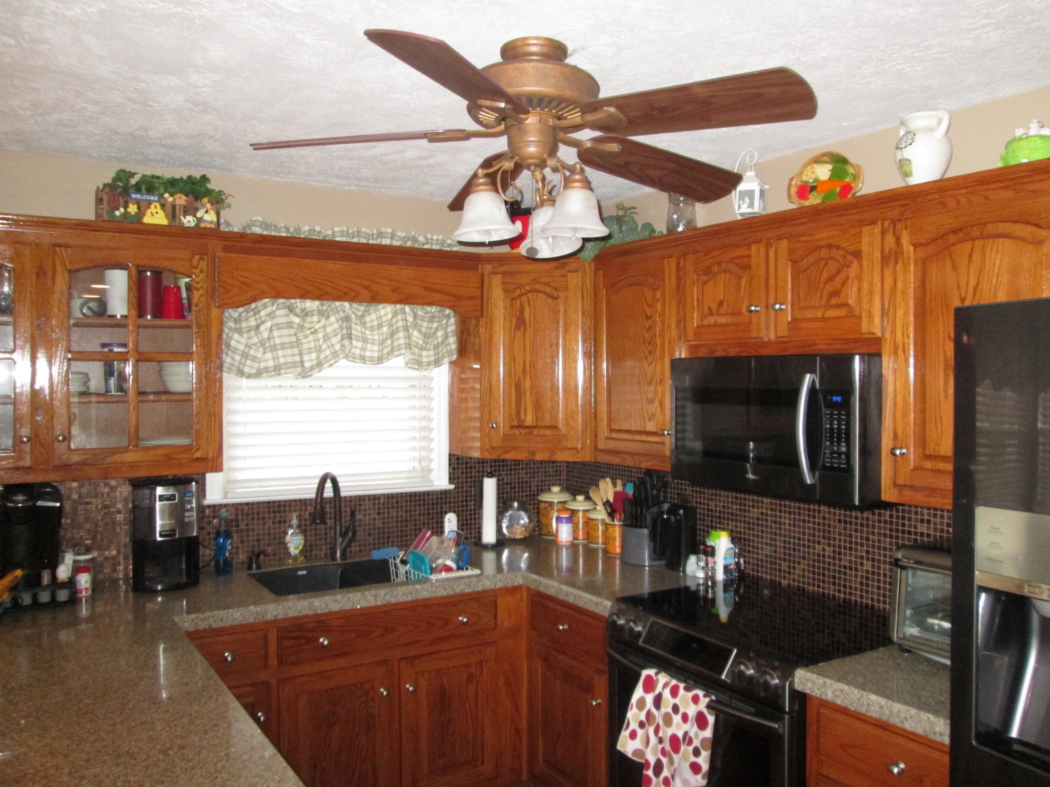 655 Philadelphia Road Lebanon, TN 37087 - Photo 8 of 20 a kitchen with granite countertop lots of counter top space