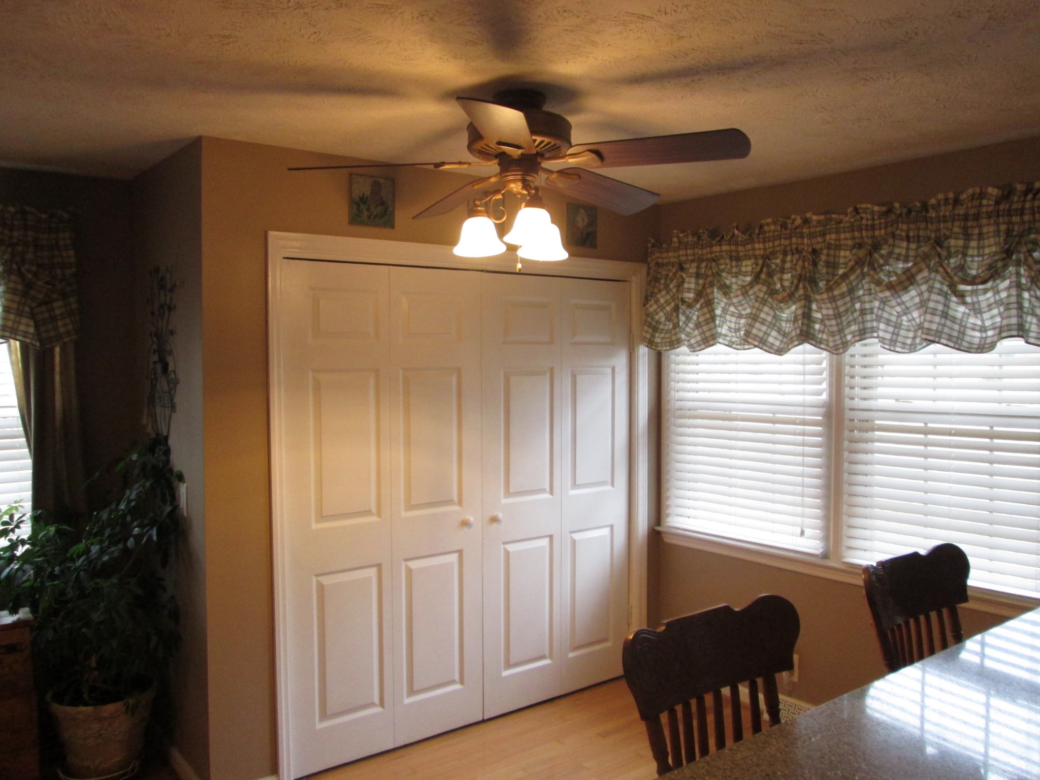 655 Philadelphia Road Lebanon, TN 37087 - Photo 10 of 20 a view of a livingroom with furniture and window