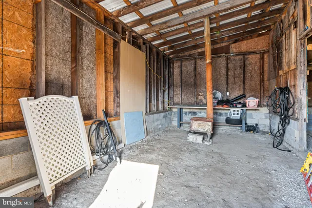 a view of a yard with a house