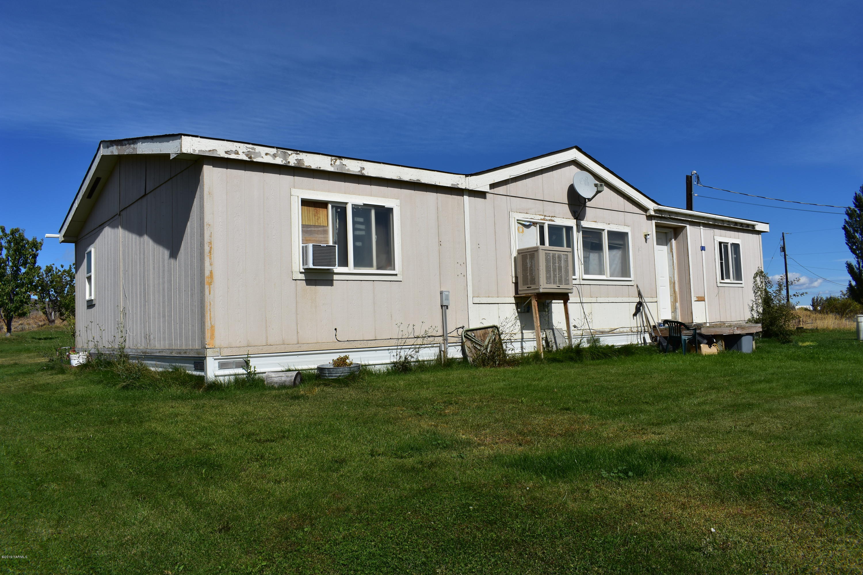 131 Mini Pines Road Yakima, WA 98903 - Photo 2 of 27 a front view of a house with a garden