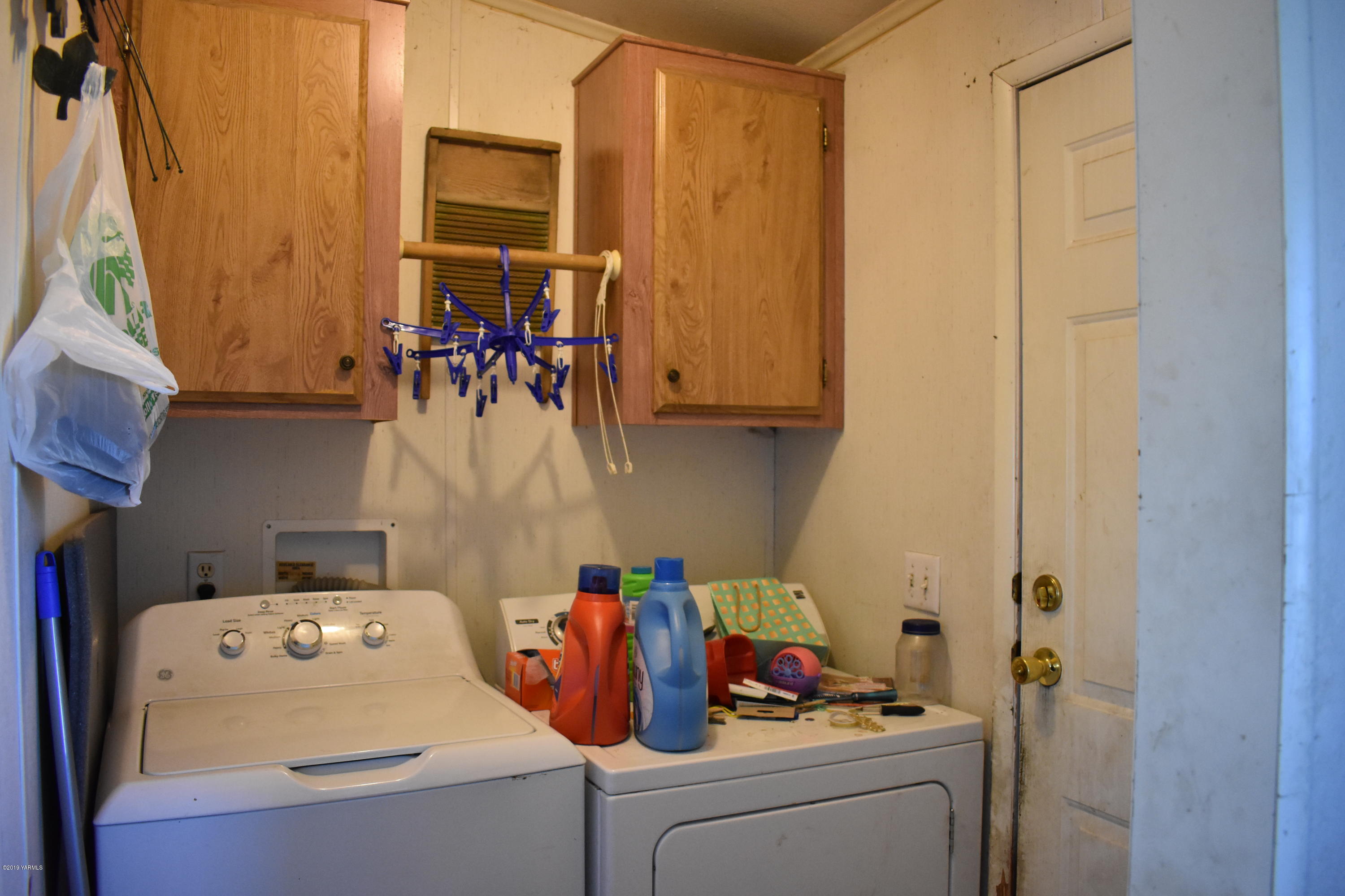 131 Mini Pines Road Yakima, WA 98903 - Photo 13 of 27 a view of storage and utility room with two washing machine