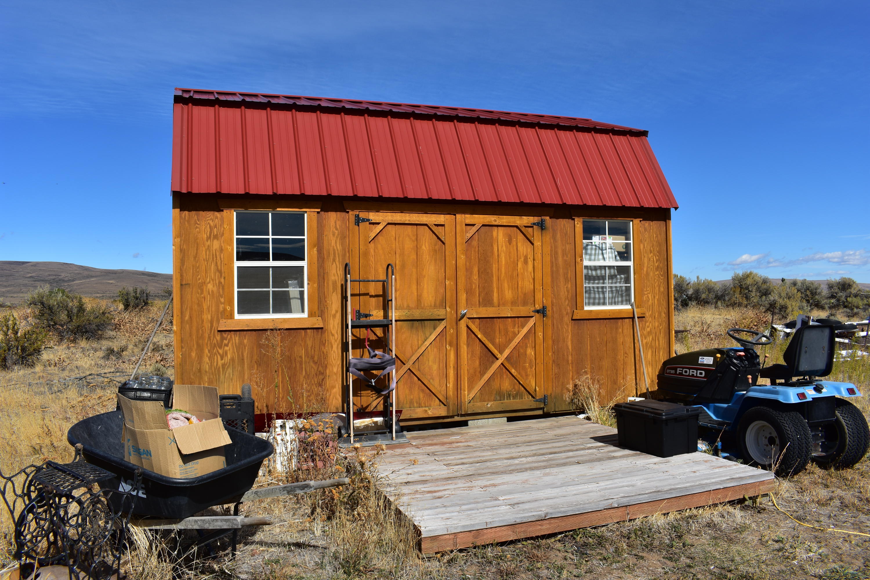 131 Mini Pines Road Yakima, WA 98903 - Photo 15 of 27 a view of a patio with a table and chairs