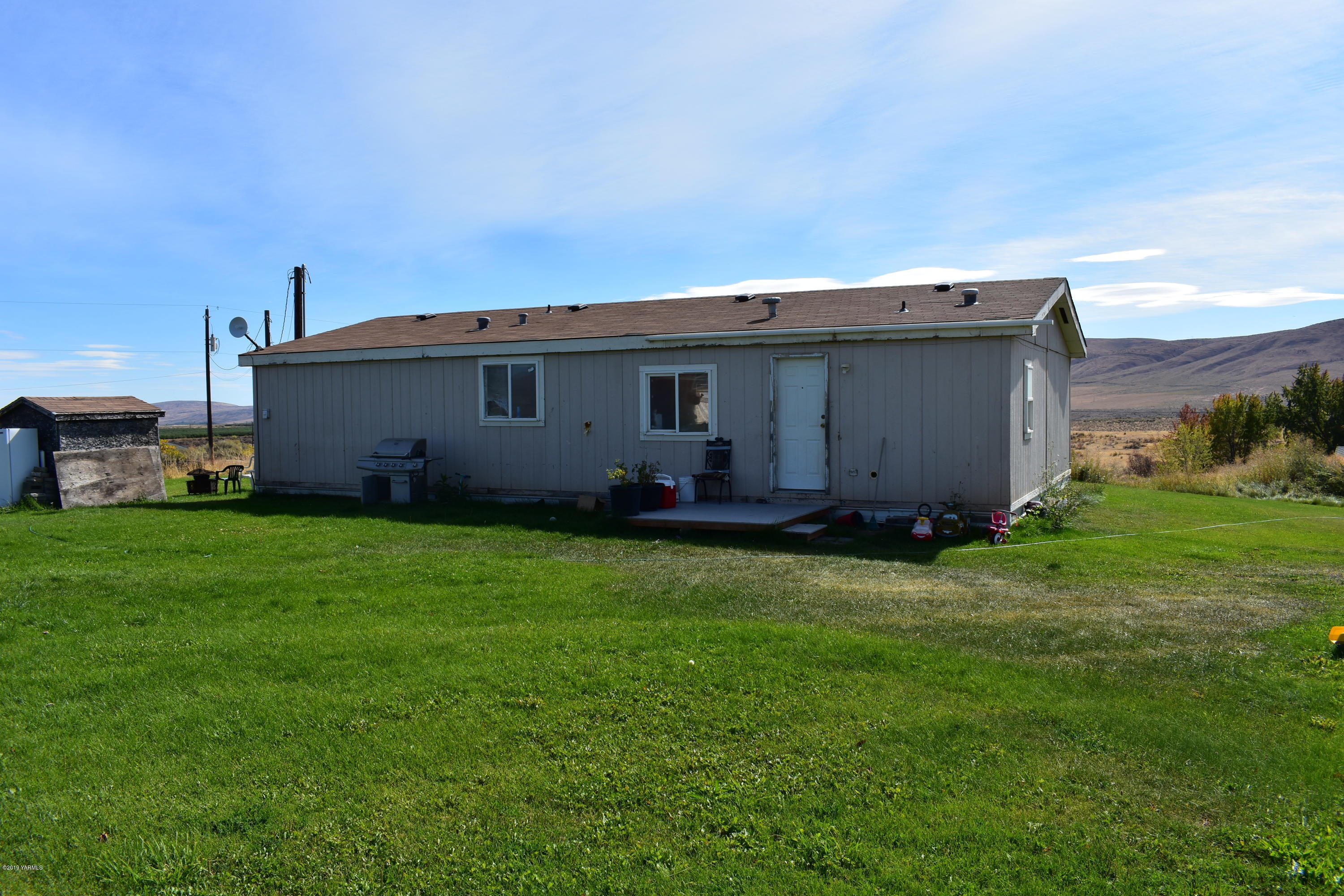 131 Mini Pines Road Yakima, WA 98903 - Photo 4 of 27 a backyard of a house with lots of green space
