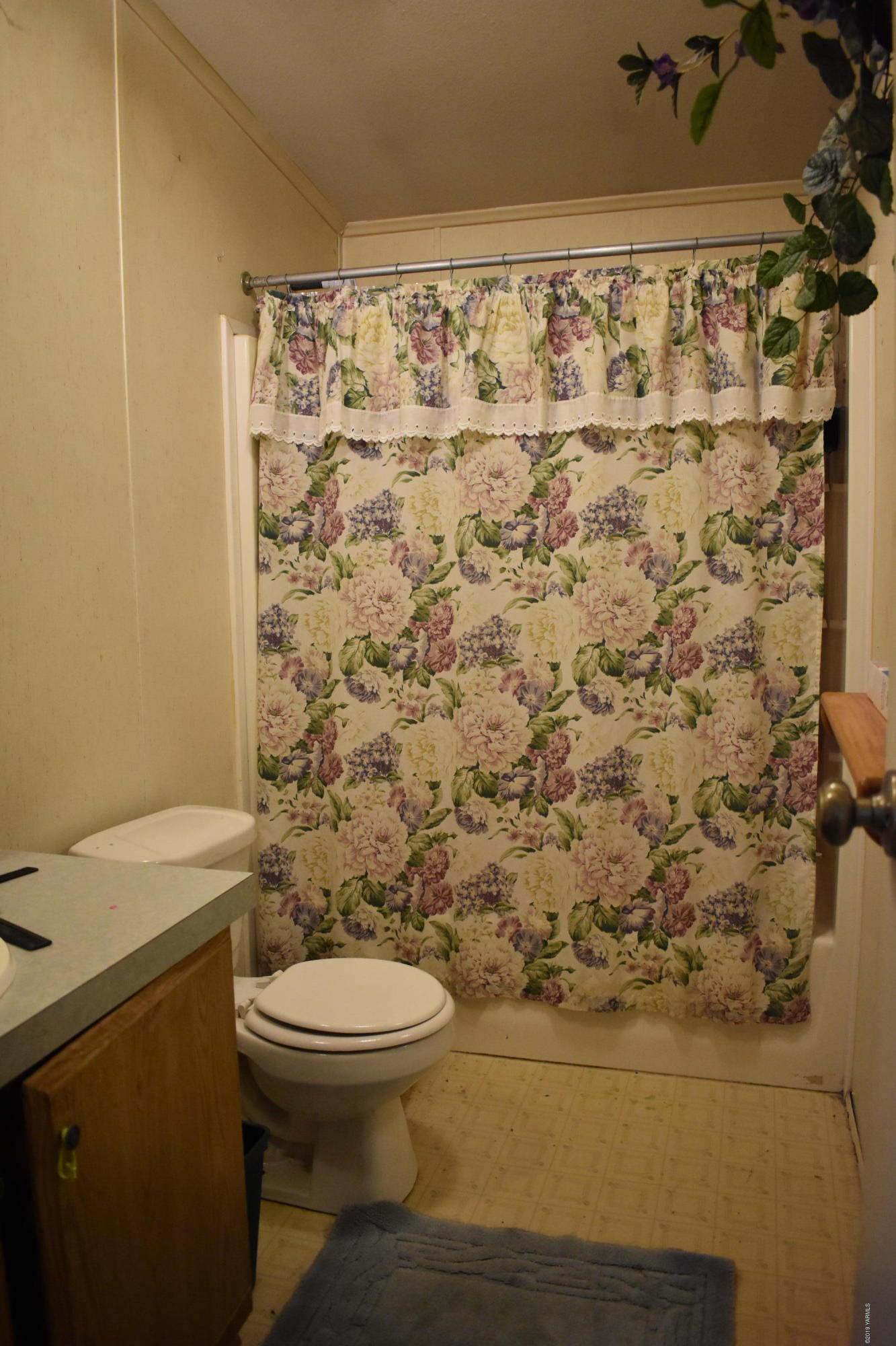 131 Mini Pines Road Yakima, WA 98903 - Photo 10 of 27 a bathroom with a toilet and a shower curtain