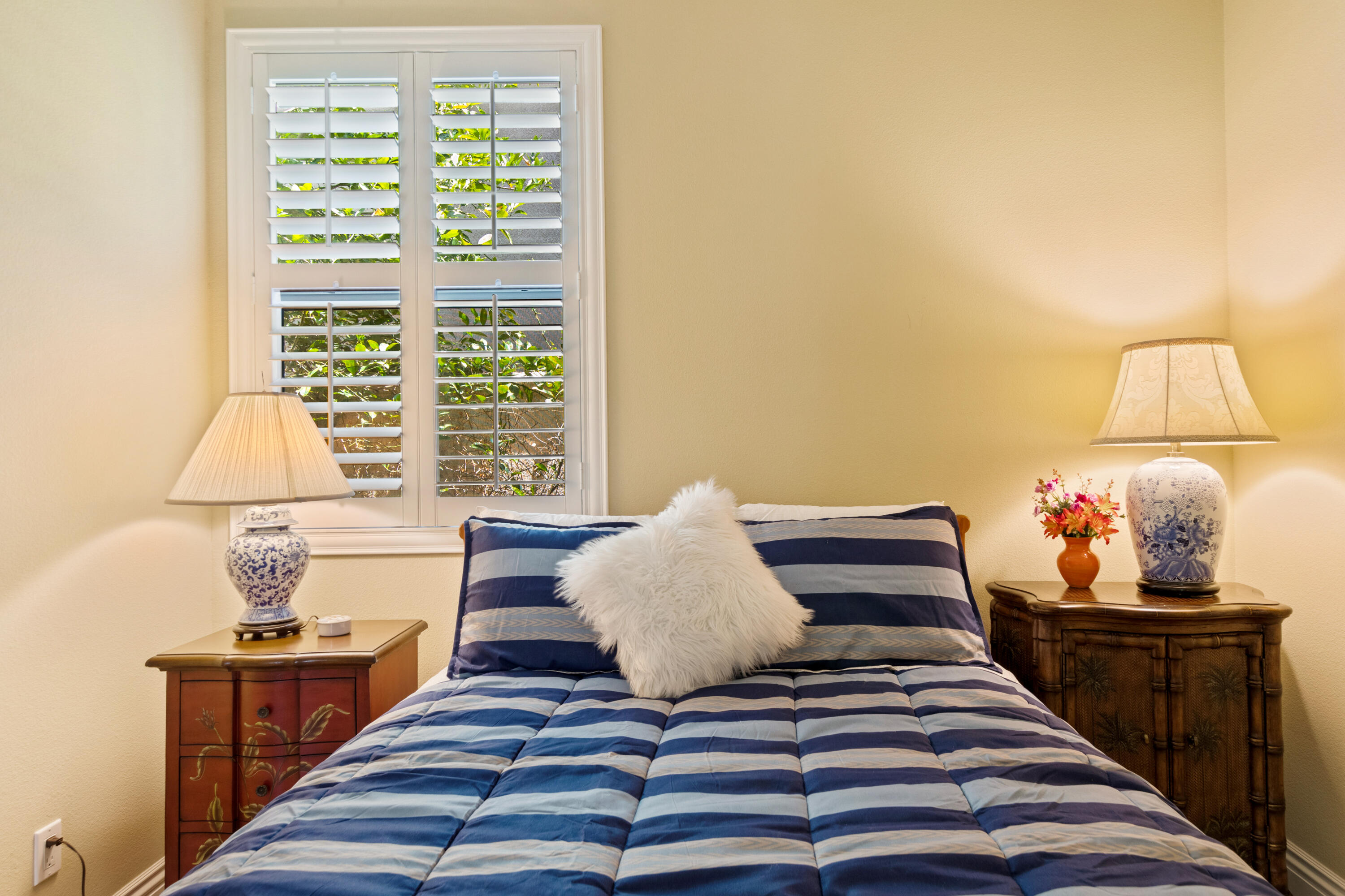 49475 Redford Way Indio, CA 92201 - Photo 40 of 45 a living room with furniture and a window