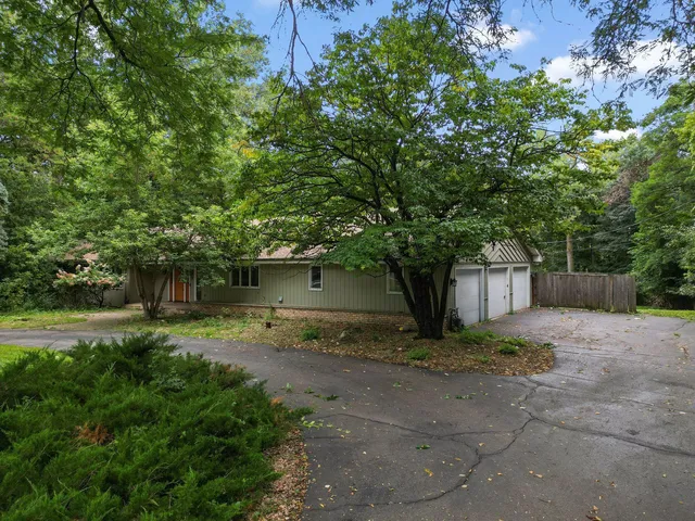 $850,000 | 75 Birch Bluff Road, Tonka Bay, MN 55331