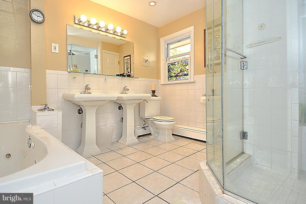 5910 Woodley Road McLean, VA 22101 - Photo 14 of 30 Bath (Master)