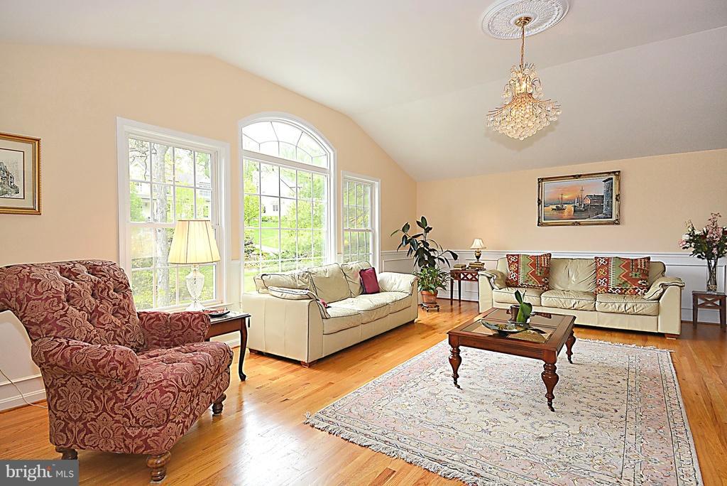 5910 Woodley Road McLean, VA 22101 - Photo 4 of 30 Living Room