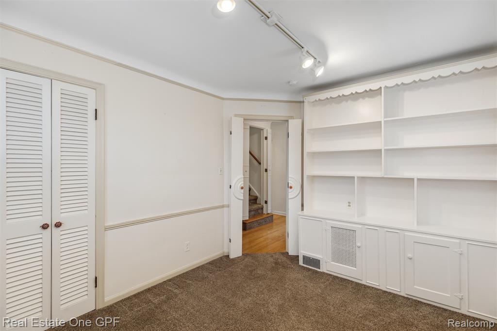 1488 Roslyn Road Grosse Pointe Woods, MI 48236 - Photo 13 of 40