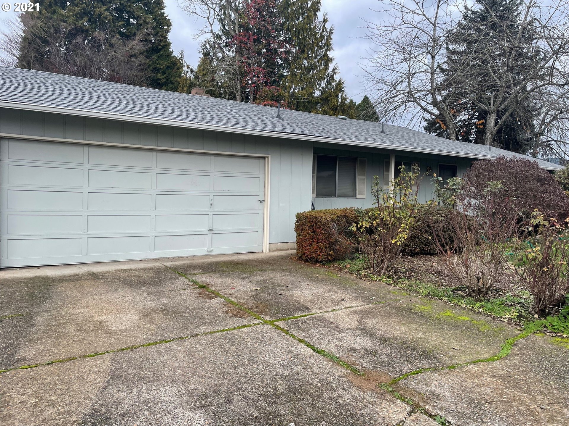 516 53rd Street Springfield, OR 97478 - Photo 2 of 13 a backyard of a house