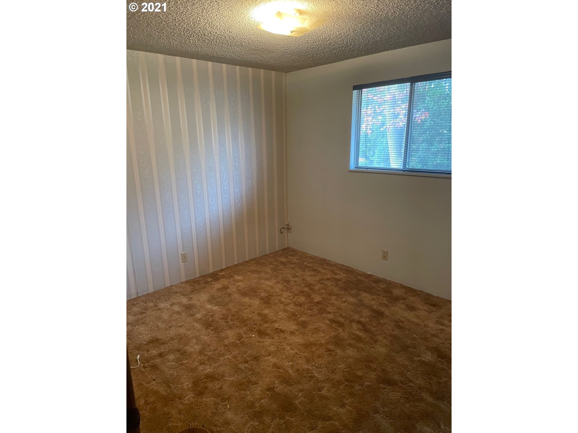 516 53rd Street Springfield, OR 97478 - Photo 8 of 13 a view of room and window
