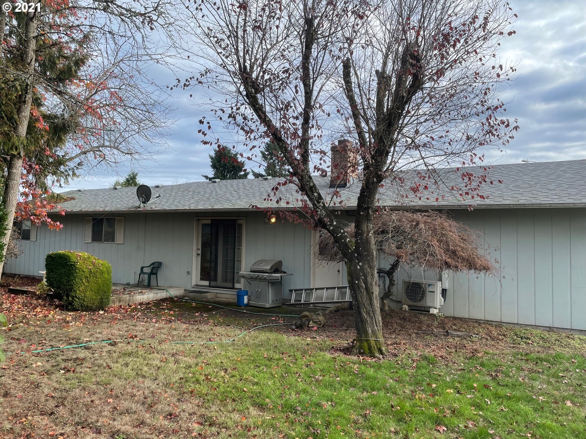 516 53rd Street Springfield, OR 97478 - Photo 10 of 13 a front view of a house with garden