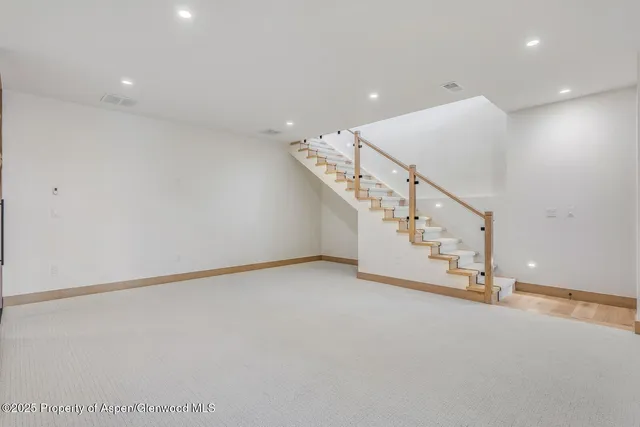 a view of a livingroom with furniture