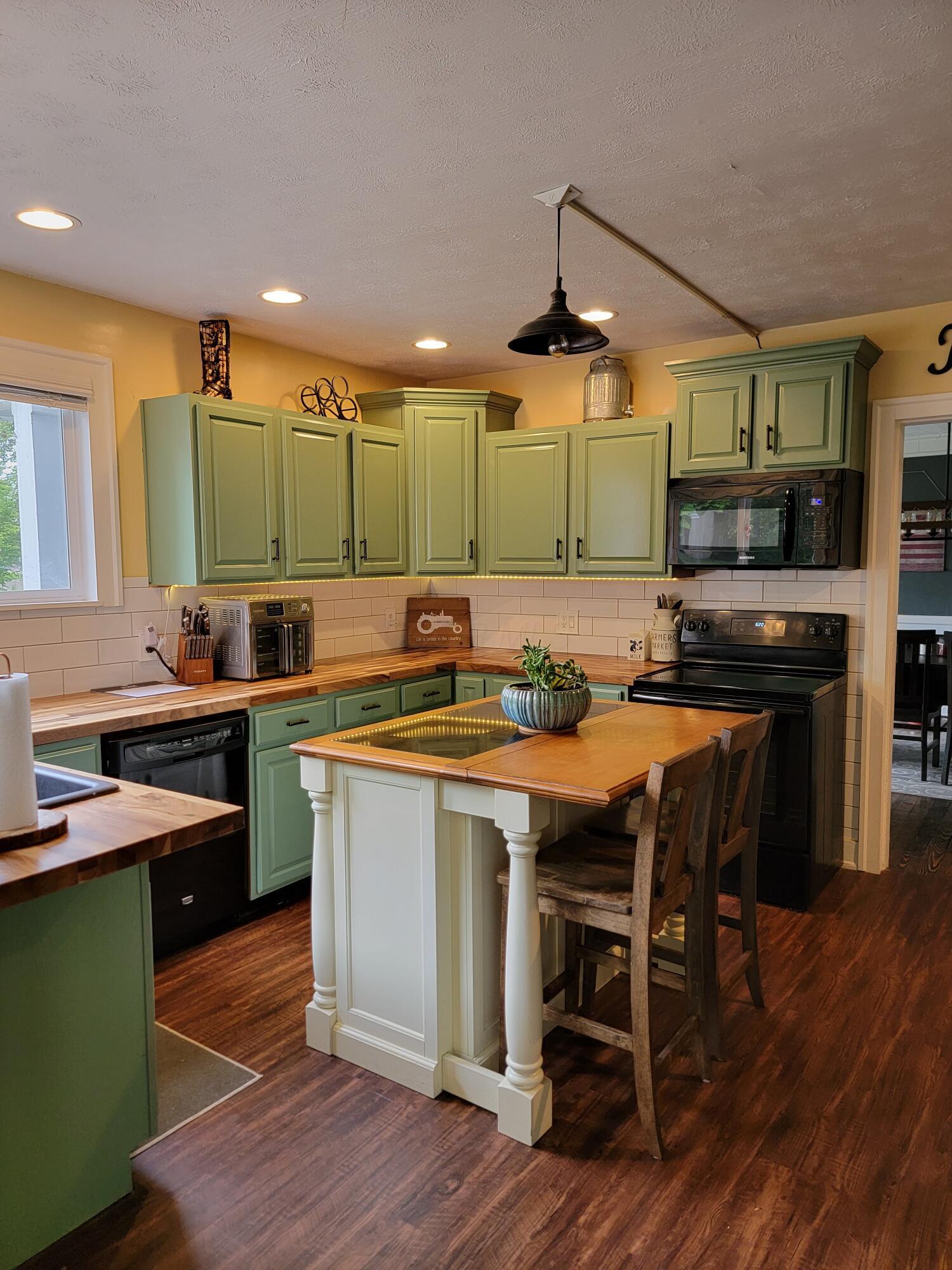 4403 Mechanicsburg Road Springfield, OH 45502 - Photo 12 of 38 KITCHEN