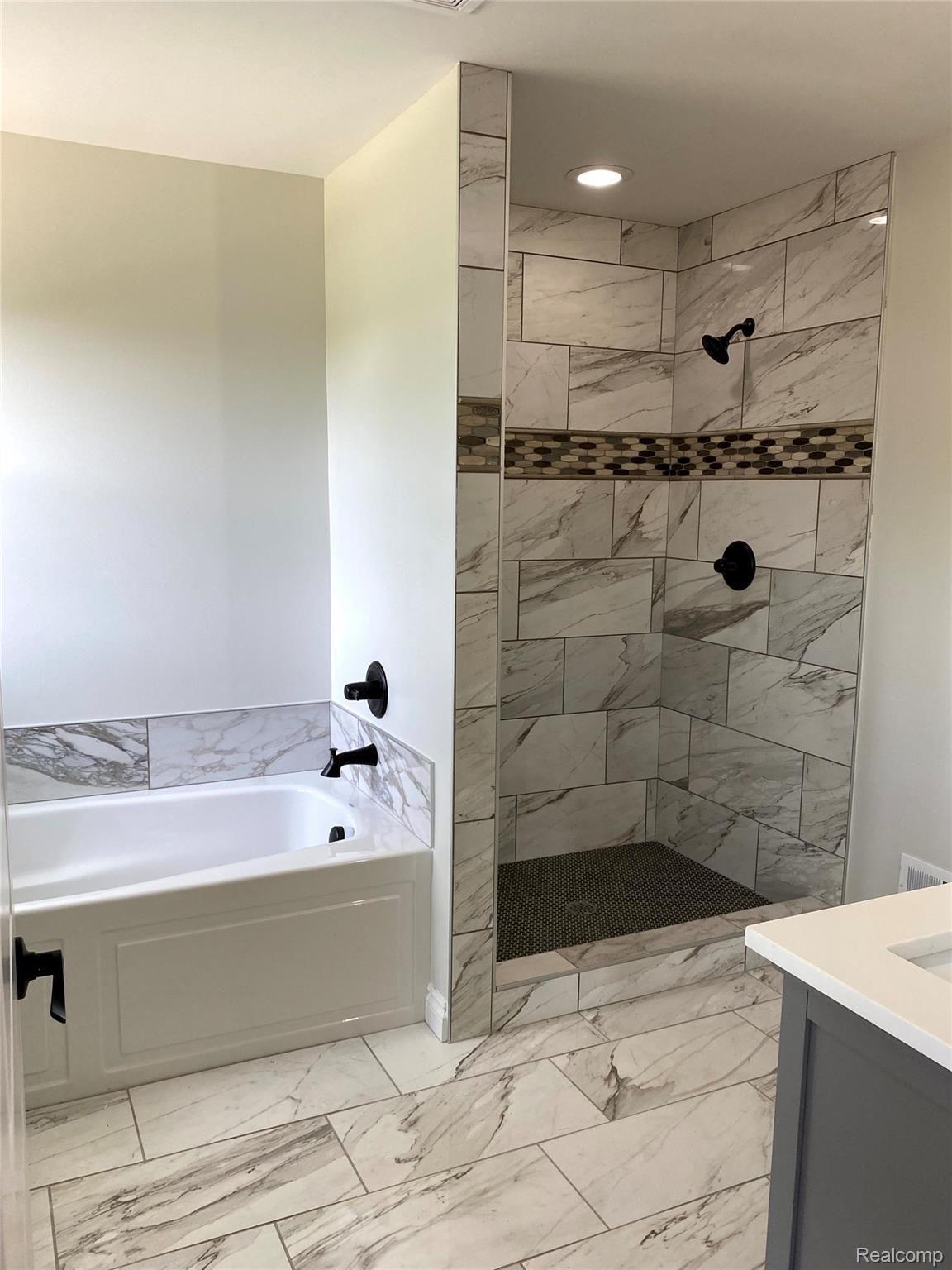 17310 Wayne Road Livonia, MI 48152 - Photo 23 of 47 23 masterbath.jpg