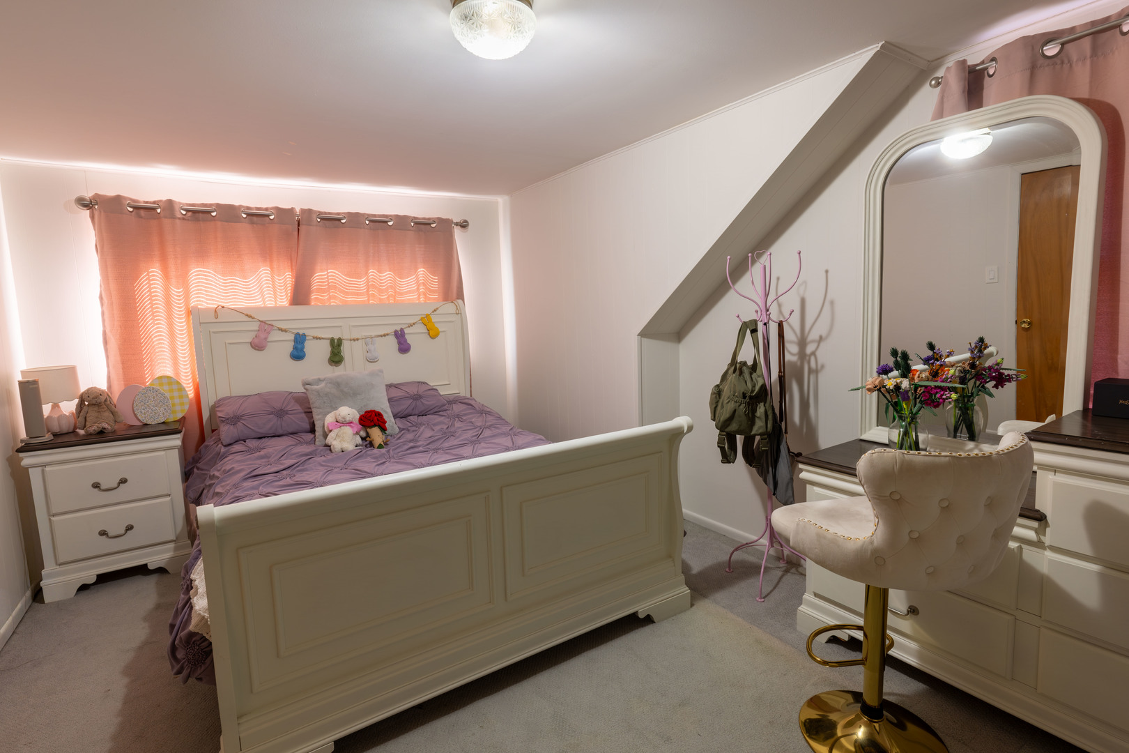 6737 104th Place Chicago Ridge, IL 60415 - Photo 13 of 32 a living room with furniture and a table