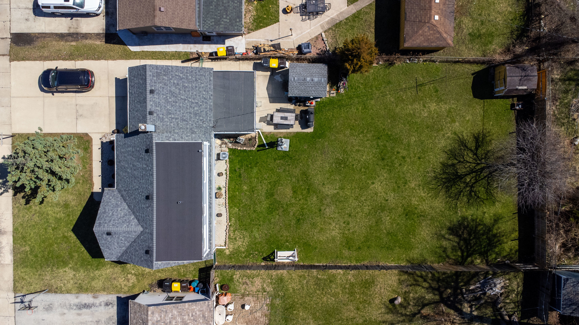 6737 104th Place Chicago Ridge, IL 60415 - Photo 4 of 32 an aerial view of a house with a yard