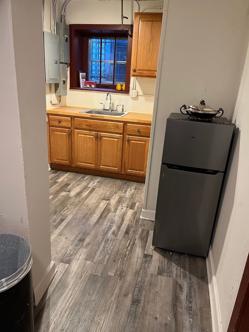 622 West Briar Place, Unit G Chicago, IL 60657 - Photo 14 of 19 a kitchen with sink and refrigerator