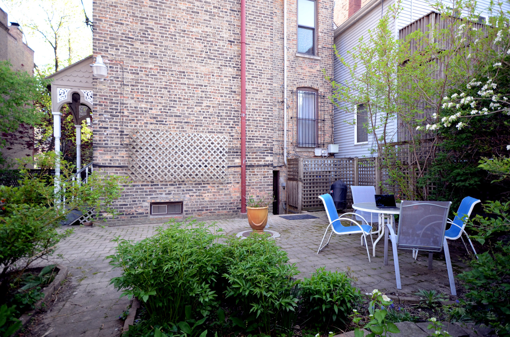 622 West Briar Place, Unit G Chicago, IL 60657 - Photo 18 of 19 a view of a patio with table and chairs and potted plants