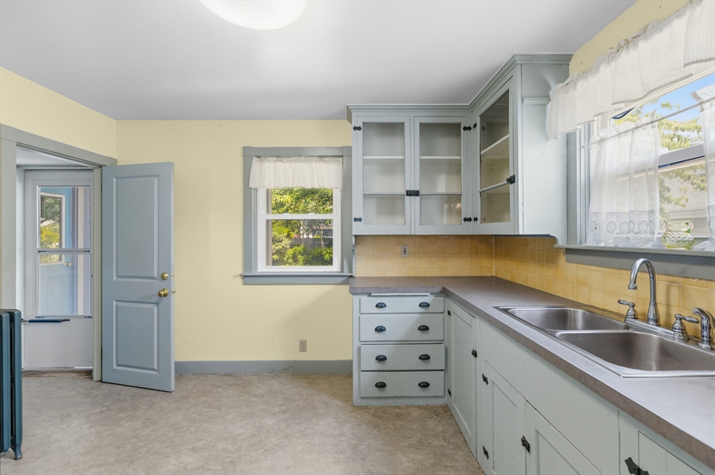 564 Montgomery Street Fall River, MA 02720 - Photo 17 of 42