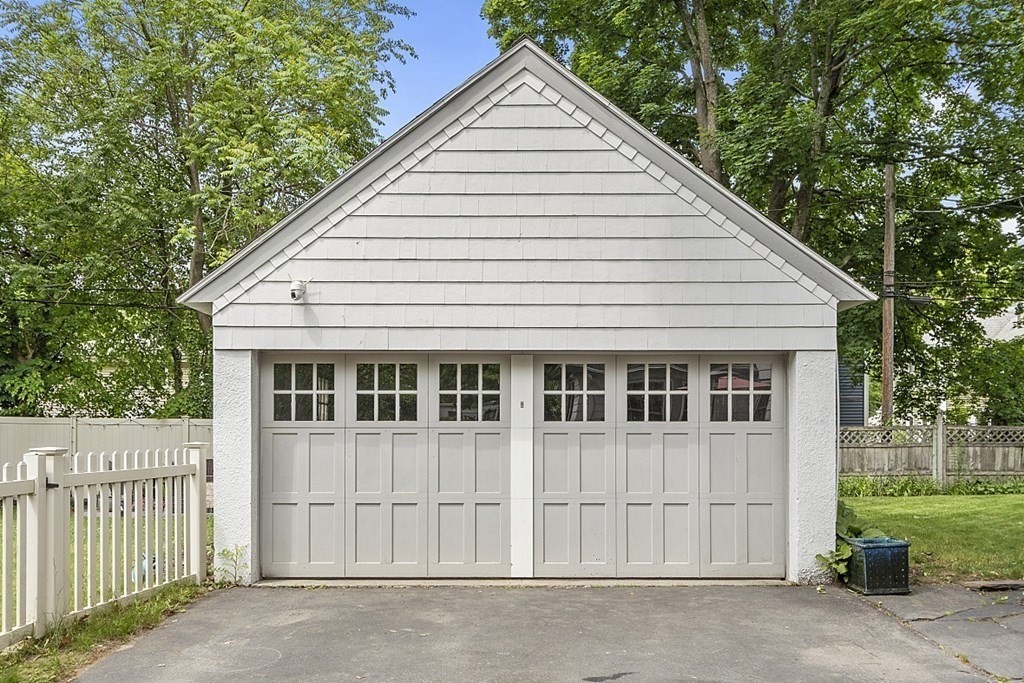 65 Commodore Road Worcester, MA 01602 - Photo 5 of 33 a view of a small house