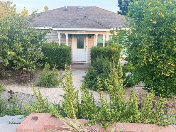 a view of a yard in front of house