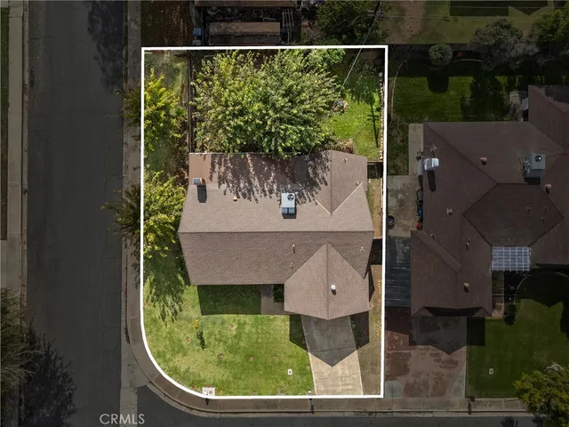 an aerial view of a house having yard