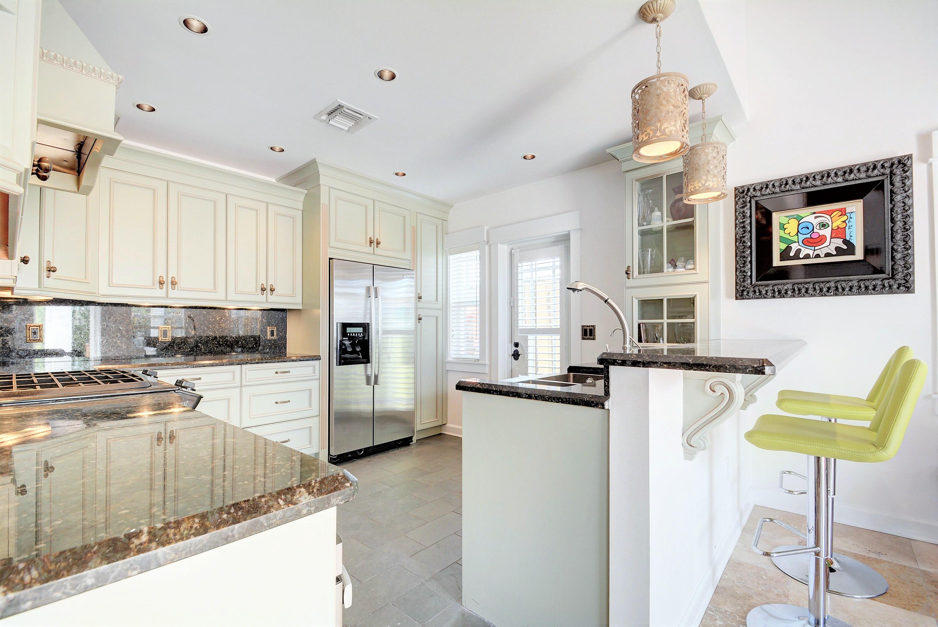 32 South Gordon Road Fort Lauderdale, FL 33301 - Photo 4 of 48 Kitchen Granite Bar Stainless Crown