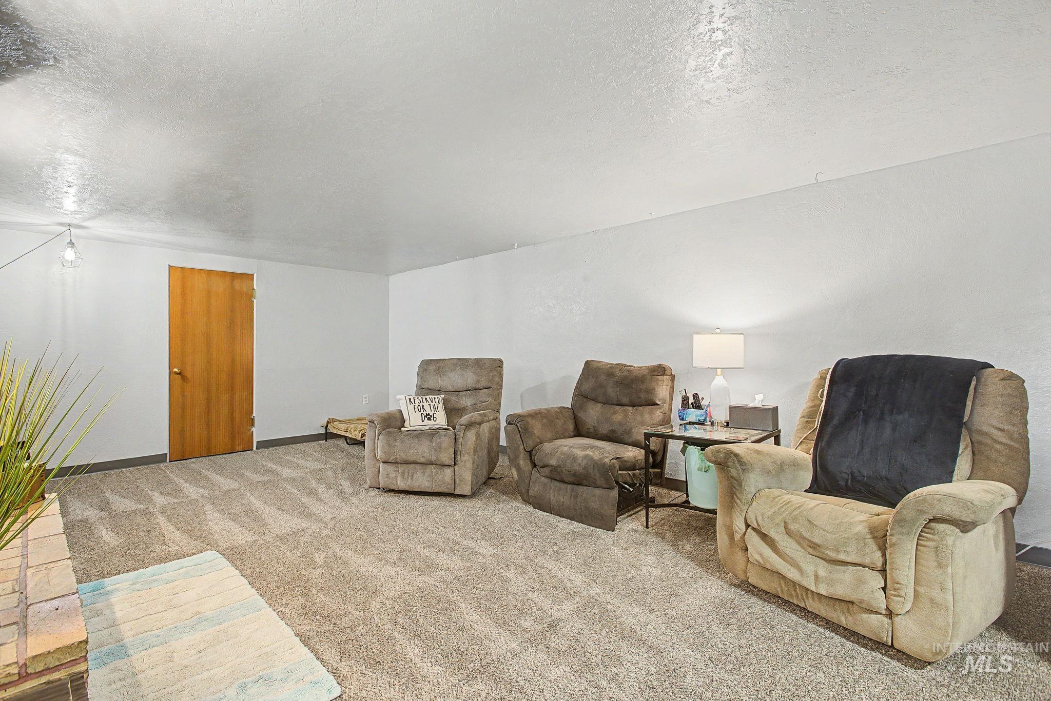 809 Bryden Avenue Lewiston, ID 83501 - Photo 23 of 42 Sitting room with carpet and a textured ceiling