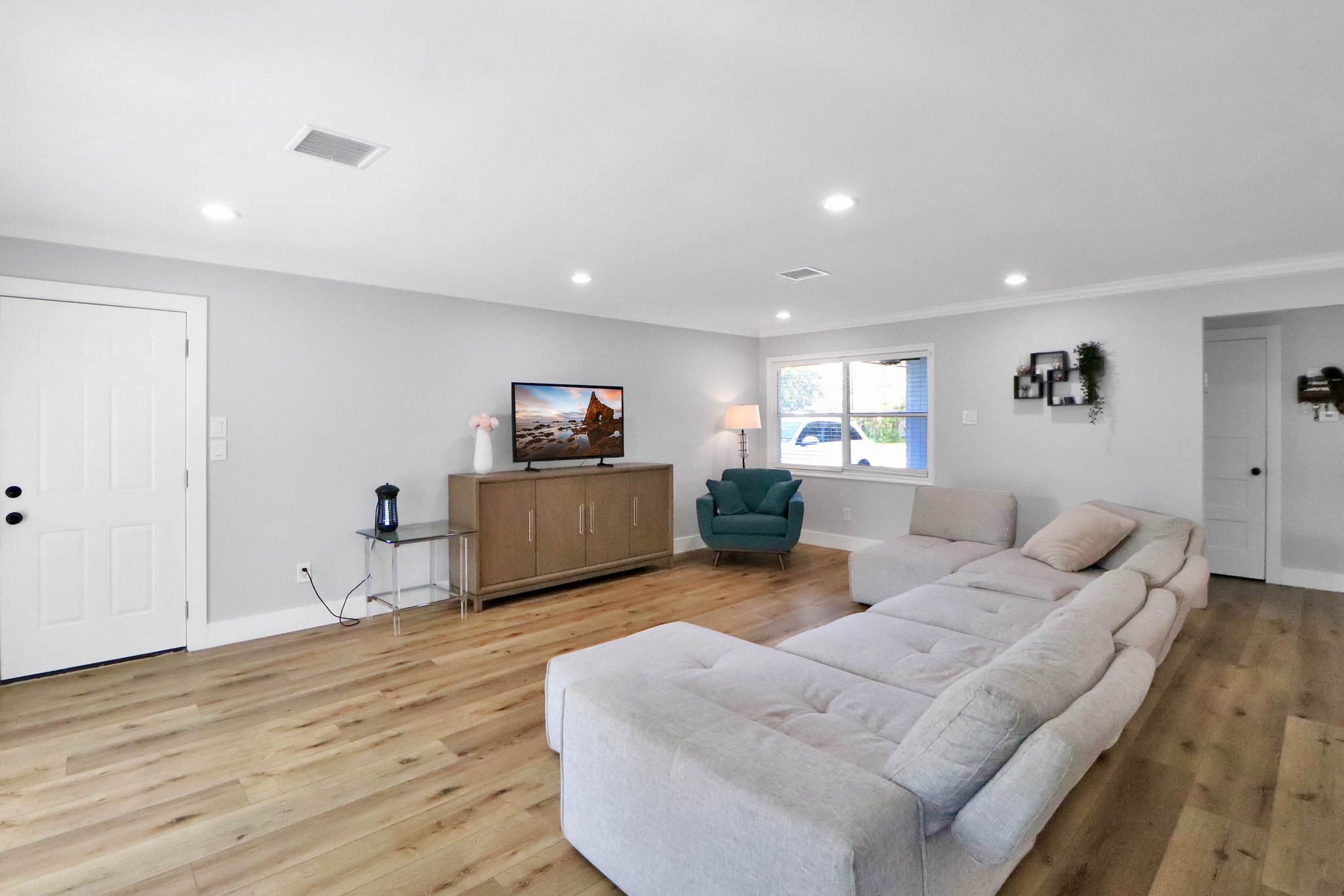 6111 Shadow Crest Street Houston, TX 77074 - Photo 3 of 15