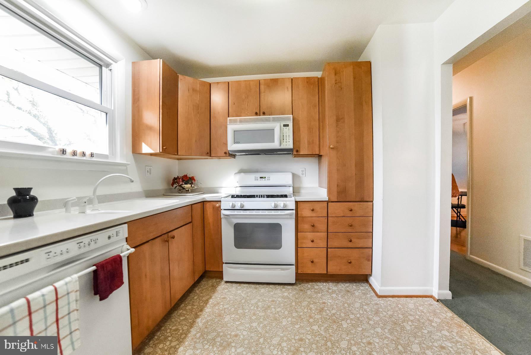 2805 Kingsway Road Fort Washington, MD 20744 - Photo 2 of 45 Kitchen