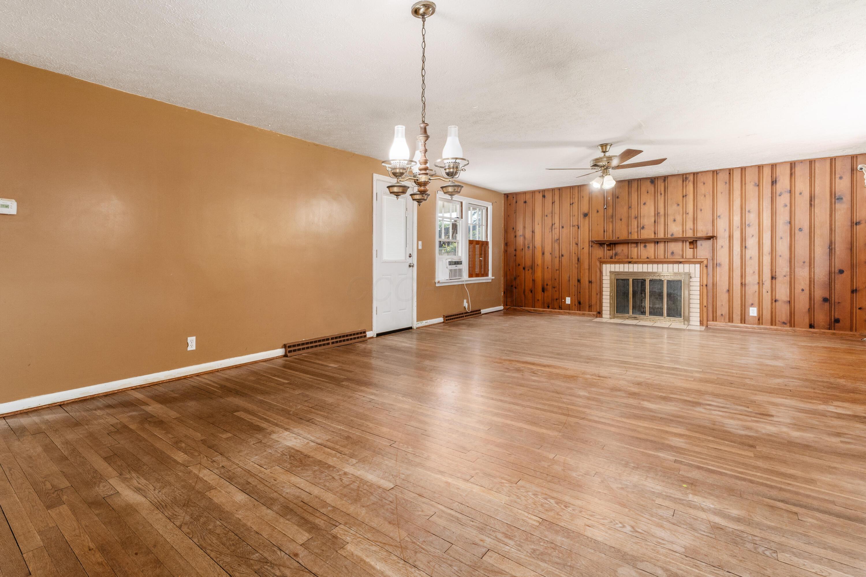 240 Stare Road Newark, OH 43055 - Photo 8 of 32 Living Room/Dining Area