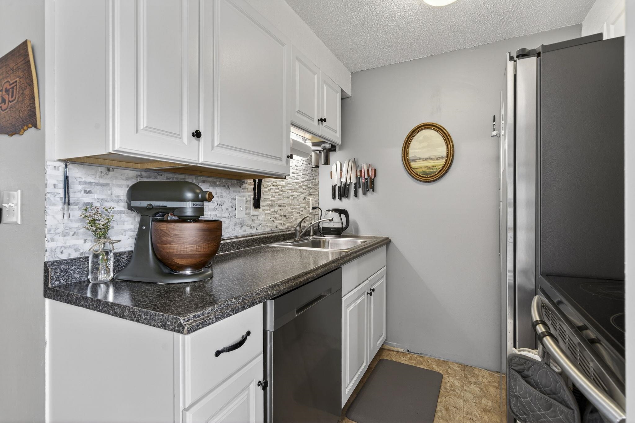 897 Mammoth Road, Unit 3 Manchester, NH 03104 - Photo 4 of 25