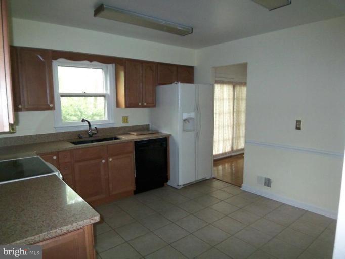 8934 Rolling Road Manassas, VA 20110 - Photo 2 of 7 Kitchen
