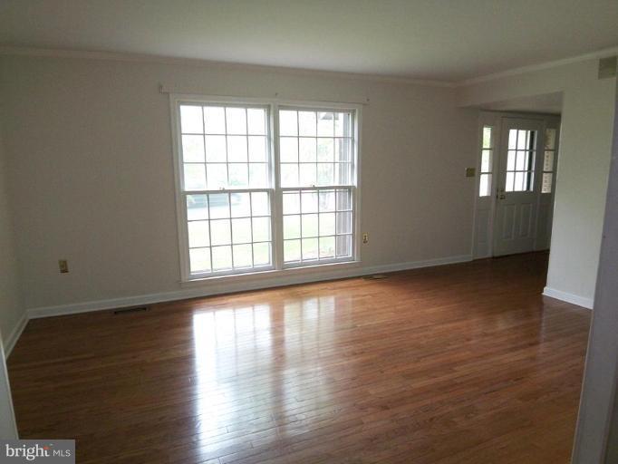 8934 Rolling Road Manassas, VA 20110 - Photo 3 of 7 Living Room