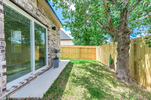 a view of backyard with garden