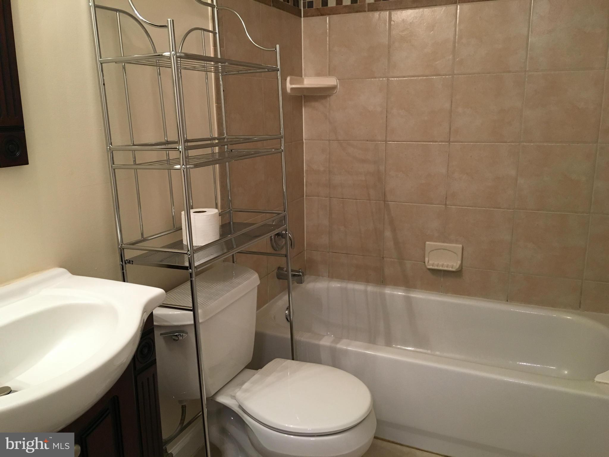 8229 Crestmont Circle Springfield, VA 22153 - Photo 18 of 21 Bath (Master)