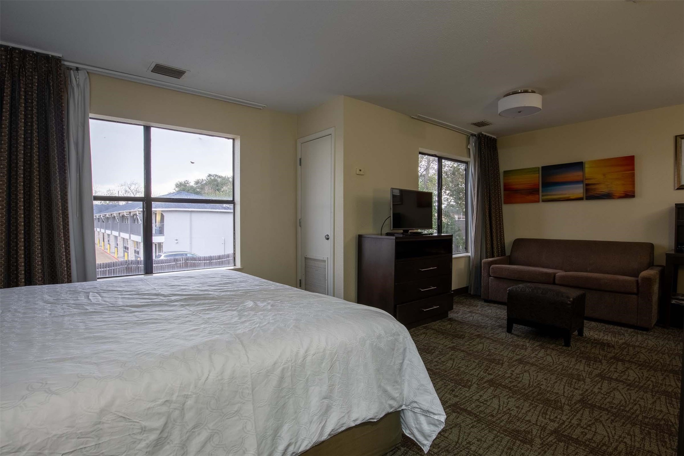 18828 Highway 249, Unit 201 Houston, TX 77070 - Photo 29 of 49 a bedroom with a bed and a large window