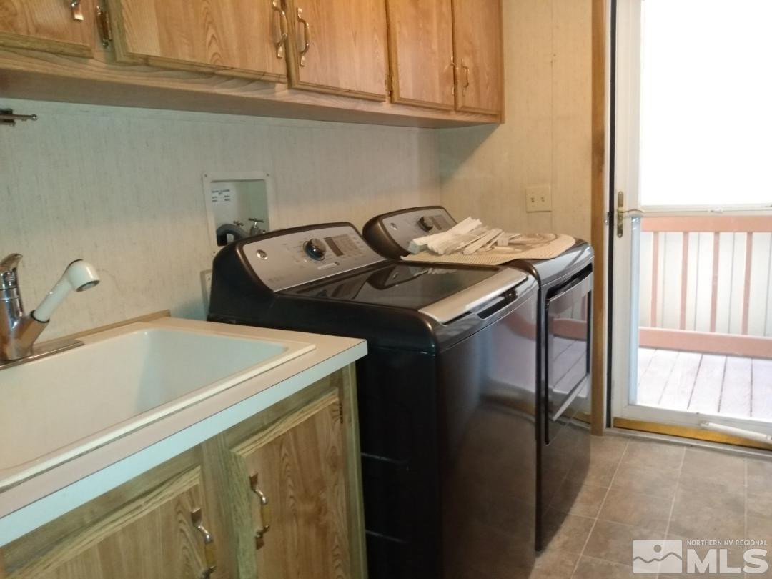 400 Scorpio Circle Reno, NV 89521 - Photo 8 of 11 a utility room with dryer and washer