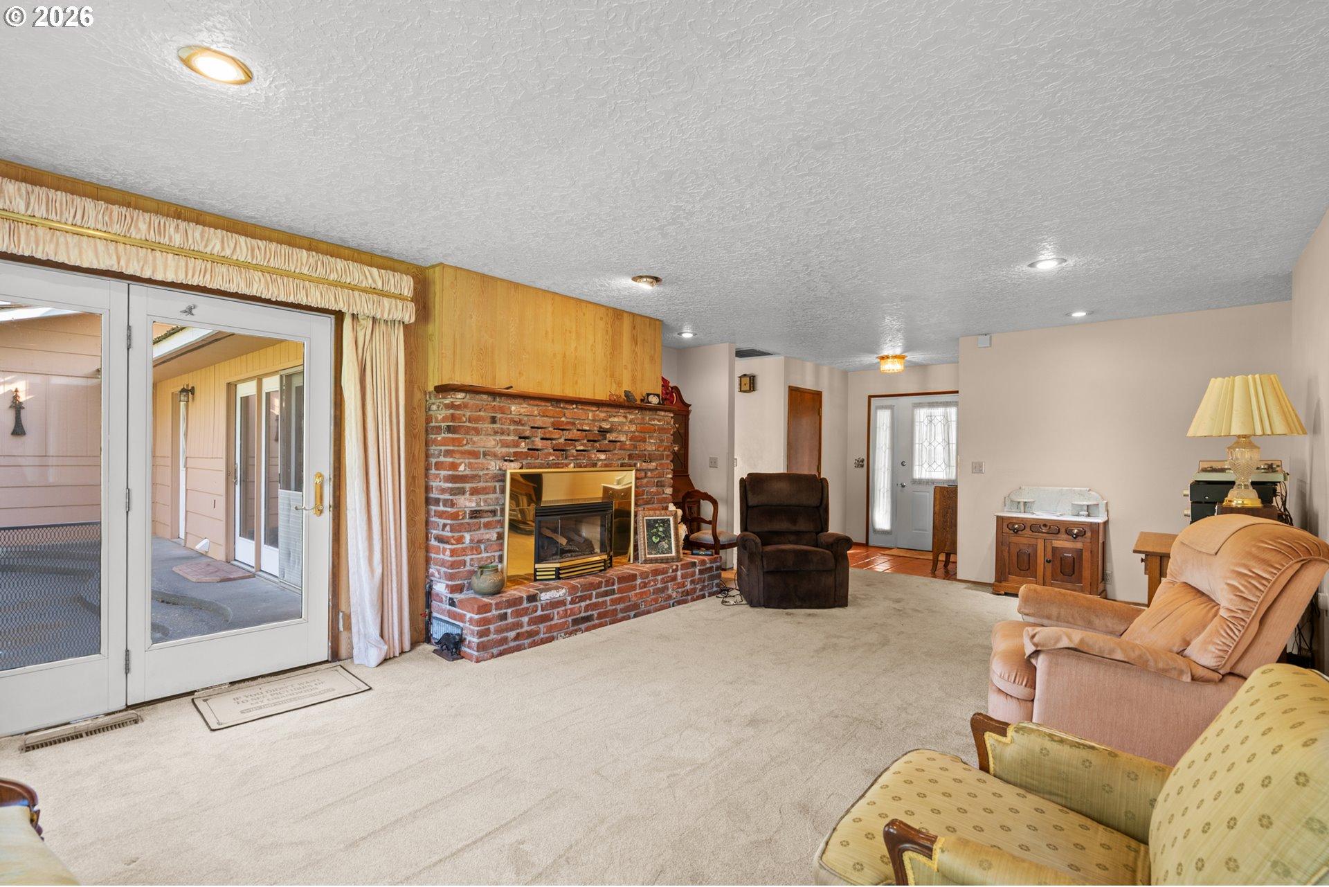 2225 Northwest Geer Road Hermiston, OR 97838 - Photo 12 of 36 Living Room