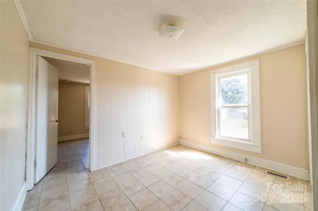 $165,000 | 345 14th Avenue Northeast, Hickory, NC 28601