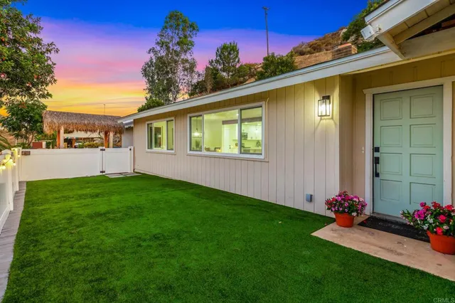 a view of a house with backyard and garden
