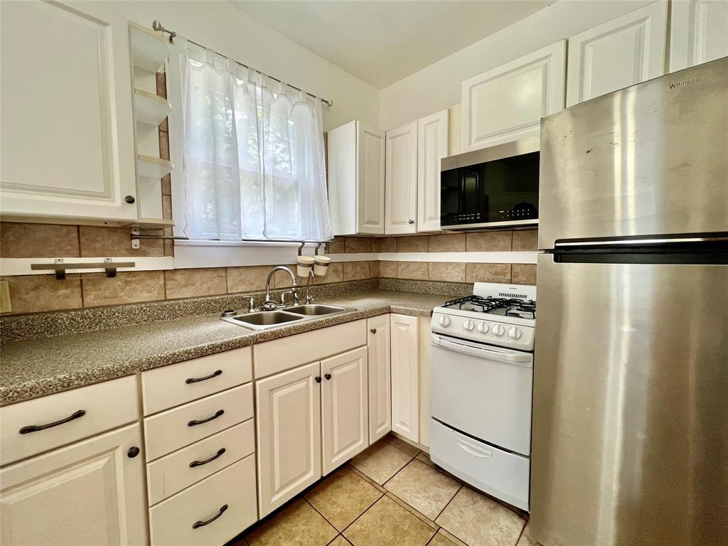 207 West 45th Street, Unit B Austin, TX 78751 - Photo 4 of 10 a kitchen with appliances a sink and a counter top space